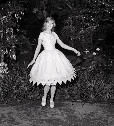 Elina Salo mallina esittelemässä Marimekon asuja vuonna 1958.