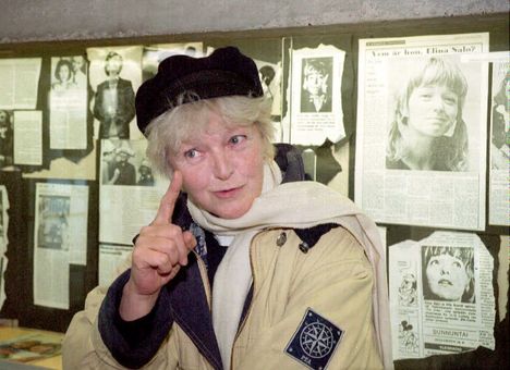 Näyttelijä Elina Salo tutustui Oulun kaupunginkirjaston hänestä tehtyyn näyttelyyn vuonna 1995.