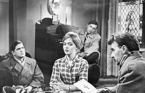 Matti Ranin, Elina Salo, Leo Jokela ja Joel Rinne elokuvassa Kaasua, komisario Palmu! (1961).