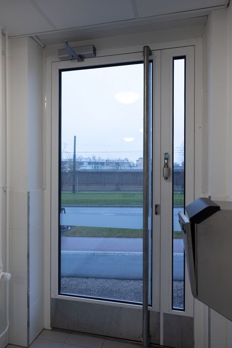 Ulko-ovien lukitus on varmistettu sisäpuolelta riippulukolla.