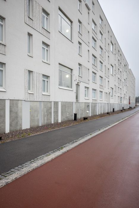 Kerrostalossa on neljä rappua, joiden kaikkien Laajasalontien puoleiset ovet ovat pois käytöstä.