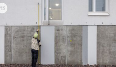 Helsinkiläisen kerrostalon ulko-ovia ei voi käyttää: ne ovat yli kaksi metriä liian korkealla