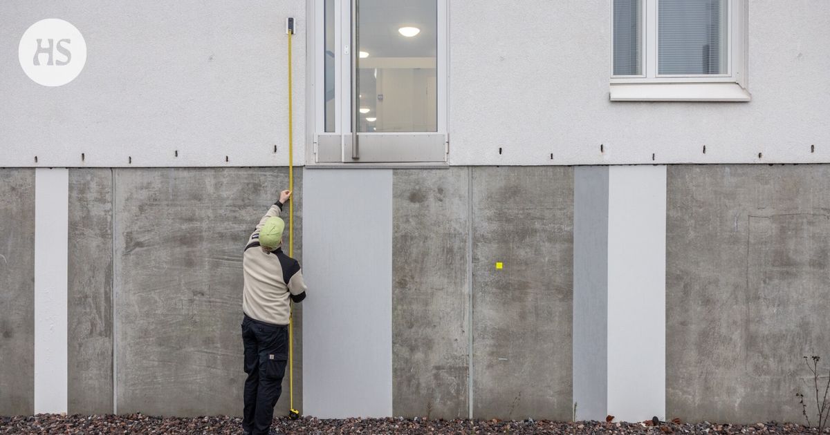 Helsinkiläisen kerrostalon ulko-ovia ei voi käyttää: ne ovat yli kaksi metriä liian korkealla