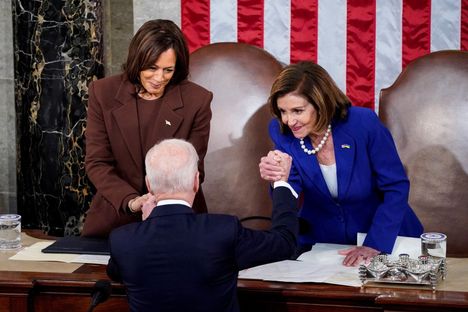 Varapresidentti Kamala Harris (vas.) ja edustajainhuoneen puheenjohtaja Nancy Pelosi onnittelivat presidentti Joe Bidenia tämän pitämästä Kansakunnan tila -puheesta 1. maaliskuuta 2022.