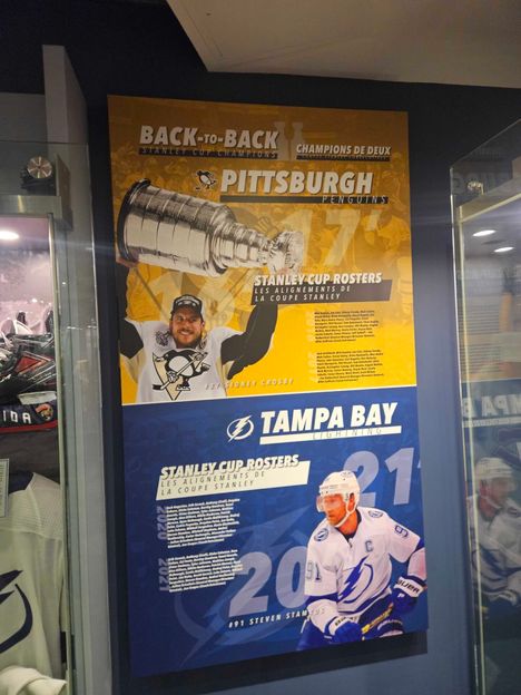 Lundellin luistinten vieressä muistellaan esimerkiksi Pittsburgh Penguinsin ja Tampa Bay Lightningin tuplamestaruuksia.