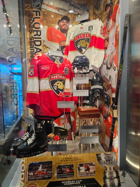 Floridan mestaruusvitriini. Esillä on tavaraa viime kesältä.