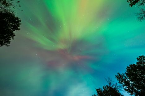 Aurinkotuuli aiheuttaa revontulia.