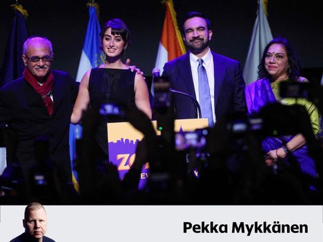 Zohran Mamdani (toinen oik.) juhli New Yorkin pormestarivaalin voittoa yhdessä vaimonsa Rama Duwajin ja vanhempiensa Mahmood Mamdanin ja Mira Nairin kanssa Brooklynissä myöhään tiistai-iltana.