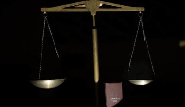 Pojat hakkasivat ikkunaa Akaassa, asukas kimpaantui ja ammuskeli pihalla | Kotimaa