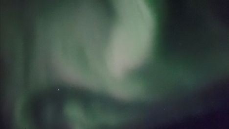 Ilta-Sanomien lukija kuvasi aavemaisen sävyiset revontulet Sodankylässä.