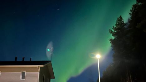 Toinen lukija kuvasi kirkkaan vihreänä loimunneet revontulet.