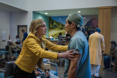 Claire (Rhea Seehorn) koettaa saada muut tajuamaan, että yksilöllisyys on hyvä idea.