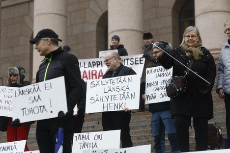 Kauko Valli piti mielenosoituksessa kylttiä: Säilytetään Länskä, säilytetään henki.