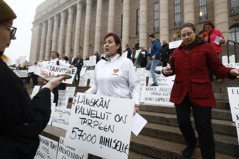 Heli Trög oli paljon äänessä mielenosoituksessa Länsi-Pohjan sairaalan puolesta Eduskuntatalon rappusilla.