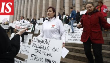 Eduskuntatalon rappusilla mielenosoitus Länsi-Pohjan sairaalan puolesta