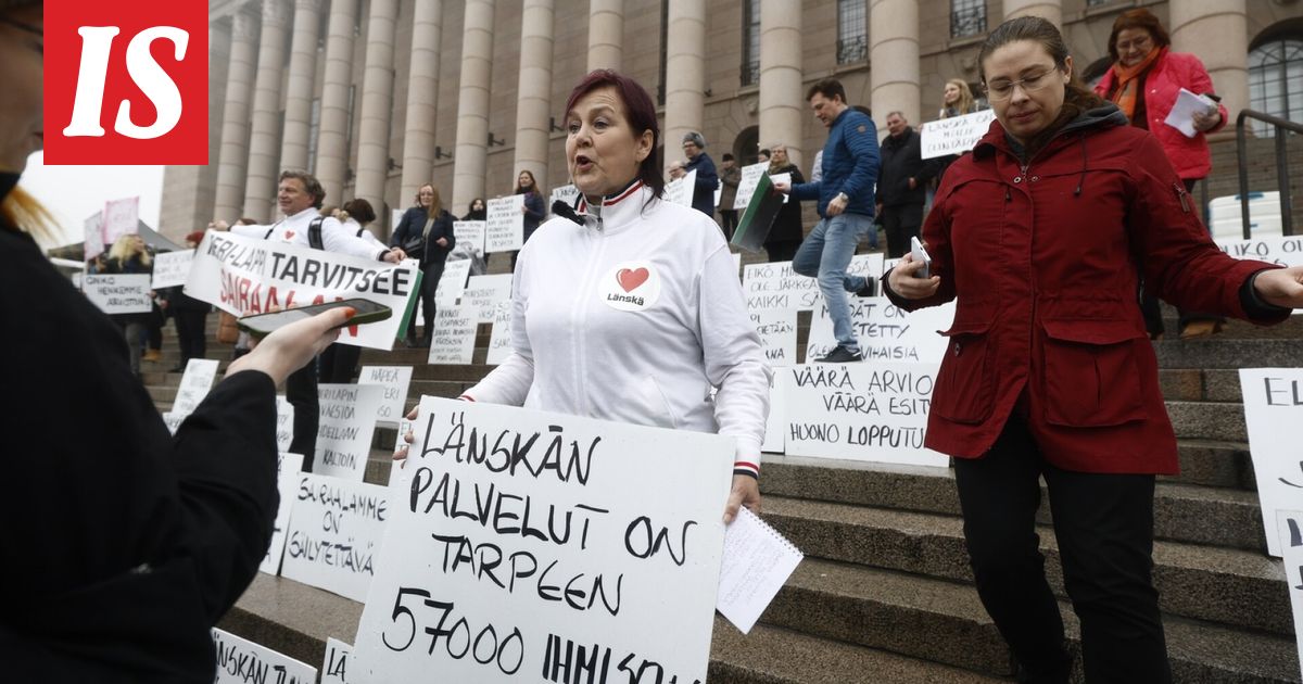 Eduskuntatalon rappusilla mielenosoitus Länsi-Pohjan sairaalan puolesta