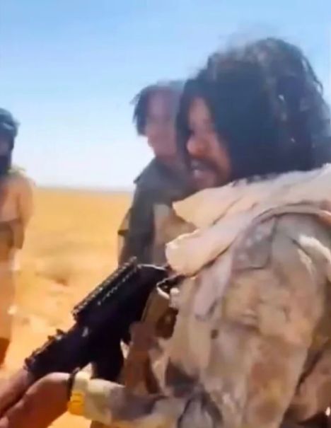 Abu Lulun tekemistä väkivaltaisuuksista on levinnyt videoita sen jälkeen, kun RSF joukot ottivat al-Fashirin kaupungin haltuun Länsi-Sudanissa. Kuvakaappaus sosiaalisessa mediassa levinneeltä videolta.