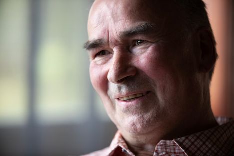 Auvo Puurtinen kertoo, että hankki ambulanssin ja paloauton hotellilleen hyvästä syystä.