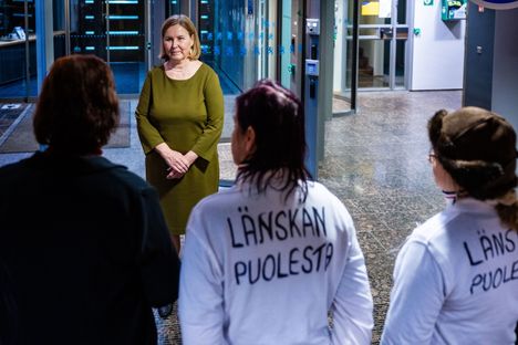 Sosiaali- ja terveysministeri Kaisa Juuso (ps) otti lappilaiset mielenosoittajat vastaan ministeriön tiloissa perjantaina.