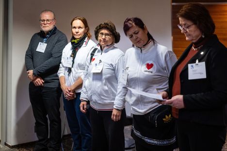 Mielenosoittajat luovuttivat vaatimuksensa ministerille.