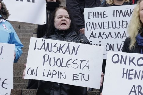 Mielenosoittajien kylteissä puolustettiin ”Länskänä” tunnettua Länsi-Pohjan sairaalaa Kemissä.
