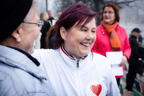 Aluevaltuutettu ja kunnanvaltuutettu Heli Trög piti puheen mielenosoituksessa. Hän erosi aiemmin perussuomalaisista.