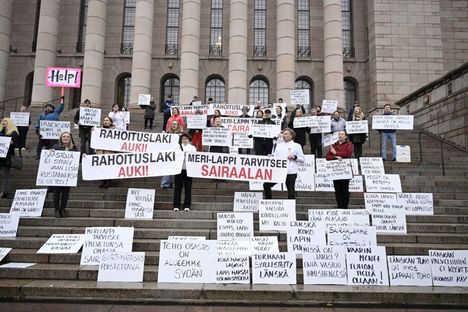 Mielenosoittajat kokoontuivat perjantaina Eduskuntatalon portaille osoittamaan mieltä sote-palveluiden puolesta.