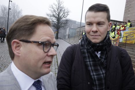 Lappilaisia kansanedustajia kävi mielenosoituksessa. Keskustan kansanedustaja Markus Lohi (vasemmalla) piti mielenosoituksessa puheen. Paikalla oli myös Sdp:n puoluesihteeri Mikkel Näkkäläjärvi (oik).