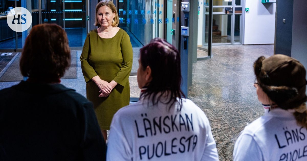 Mielenosoittajat menivät ministeriöön – Kaisa Juuso myönsi sote-uudistuksen ongelmat