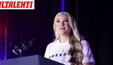 J. D. Vance ja Erika Kirk syleilivät