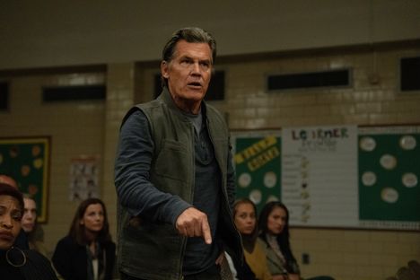 Raivostunut isä (Josh Brolin) yrittää löytää kadonneen poikansa.