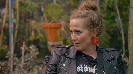 Elisan käytös herättää katsojissa kovia tunteita.