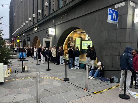 Viileästä säästä huolimatta kymmenet olivat kerääntyneet jonottamaan Icaniwillin kaupan avautumista lauantaiaamuna Helsingin keskustaan Keskuskadulle.