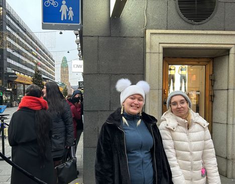 Ystävykset Lotta Hakkarainen (vas.) ja Lotta Pulli saapuivat jonottamaan liikkeen eteen jo perjantai-iltana.