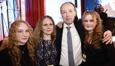 IS: Jussi Halla-ahon tyttäret kertovat harkitsevansa politiikkaan lähtöä