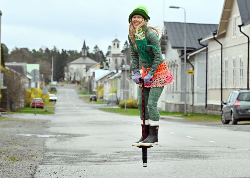 Sini Tuomisalo on henkeen ja veren reposaarelainen. Kotona tehokasta liikuntaa tarjoaa leikkisä hyppykeppi, joka pääsi tällä kertaa myös ulkokäyttöön.