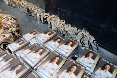 Jokainen vieras saa Charlie goes to -logolla varustetun kangaskassin ja Marinin tuoreen kirjan.