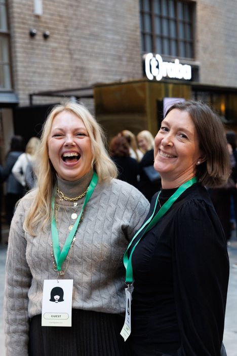 Tarja Musch ja Netta Kuhlberg olivat tyytyväisiä Marinin esiintymisen antiin.