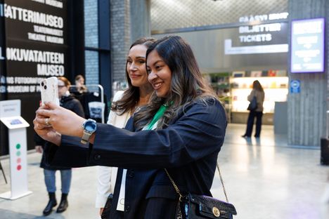 Megha Goswami halusi selfien Marinin kanssa.