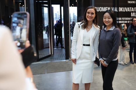 Melissa Xie pääsi yhteiskuvaan Sanna Marinin kanssa.