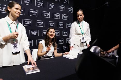 Marin signeerasi esiintymisensä jälkeen noin 700 kirjaansa tapahtumavieraille. Kirjoja liikuttelevat Sofia Oksanen ja Maria Pulkkinen.