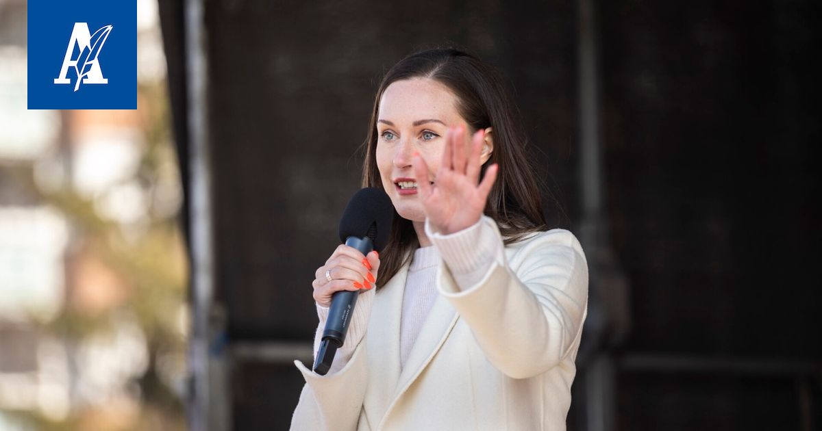 Entinen pääministeri Sanna Marin puhuu medialle