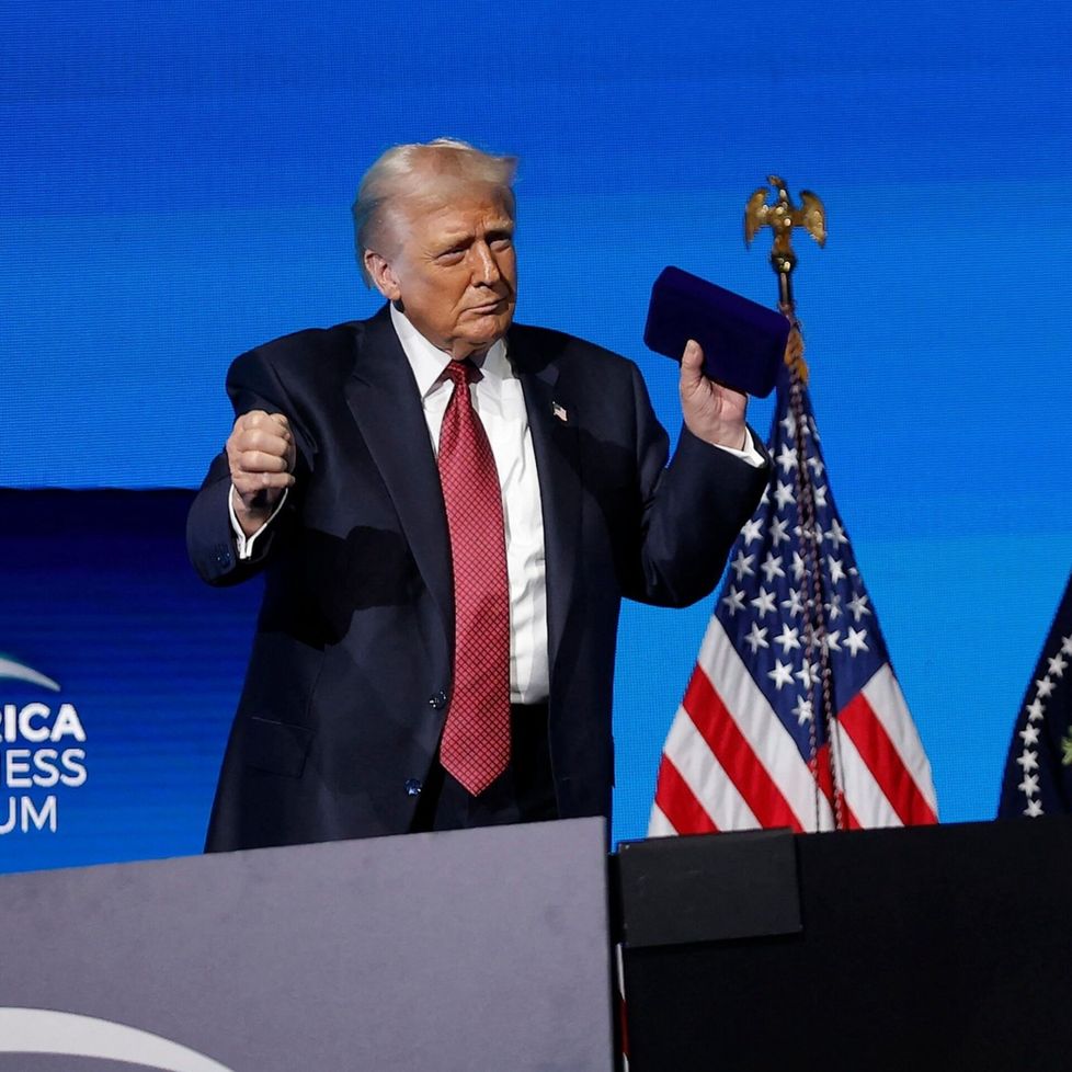 Presidentti Donald Trump tanssahteli lavalla puheensa jälkeen America Business Forum -tapahtumassa Miamissa keskiviikkona.