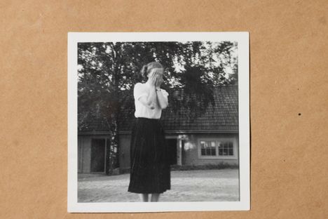 Taiteilija Maria Ylikoski tutkii teoksissaan tätinsä Ester Markkolan elämää. Markkola halusi peittää kasvonsa valokuvissa. Kuva on Esterin arkistoista. Valokuvan ottajaa ei tiedetä.