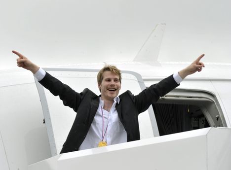 Anssi Salmela kuvattuna juhlatunnelmissa lentokoneen ovella, kun tuoreiden maailmanmestarien kone oli juuri laskeutunut Helsinki-Vantaalle maanantaina 16. toukokuuta 2011.