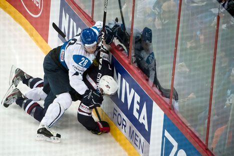 Salmela muistetaan Leijonien kovaotteisena alakerran isäntänä.