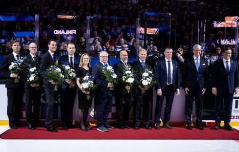Aateloituja Jääkiekkoleijonia juhlistettiin ennen Suomi–Tshekki-ottelua. Kuvassa vasemmalta Topi Jaakola, Mika Pyörälä, Tuukka Rask, Anssi Salmela, Johanna Kuisma ja Jukka-Pekka Vuorinen sekä elämäntyöpalkinnolla palkitut Matti Virmanen ja Antti Virtanen.