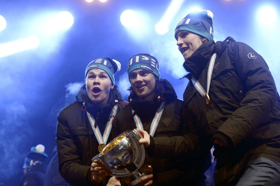 Jesse Puljujärvi (vas.), Sebastian Aho ja Patrik Laine juhlivat alle 20-vuotiaiden MM-kultaa kotikisoissa 2016.