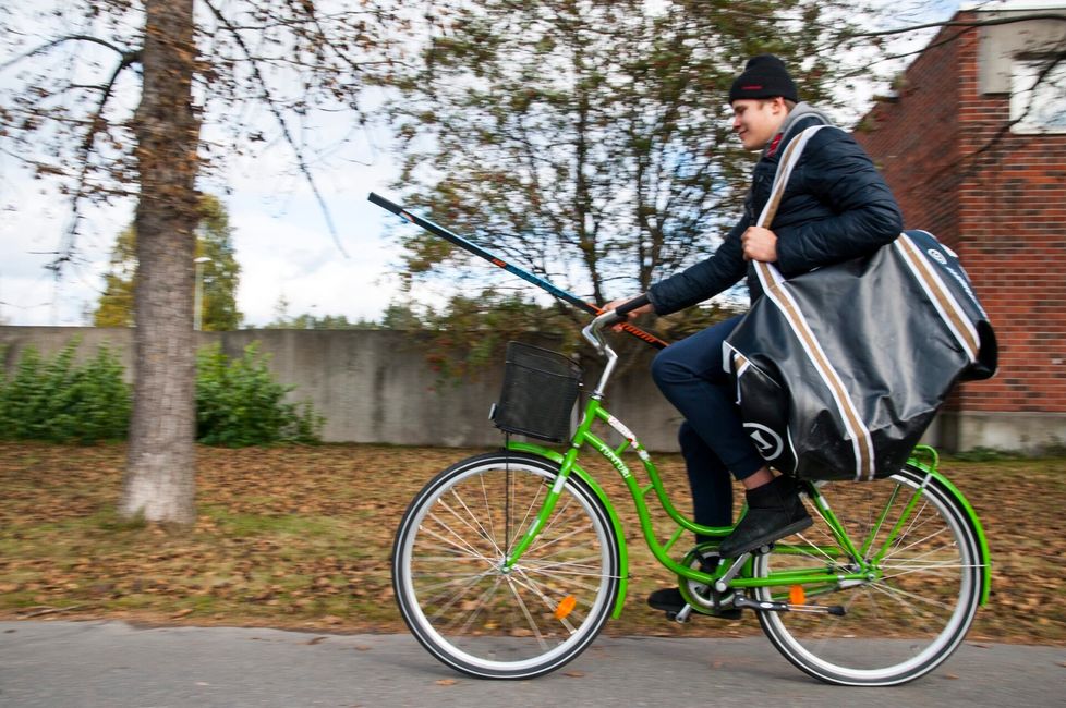 Huoleton, hevoseton poika Oulussa syksyllä 2014.