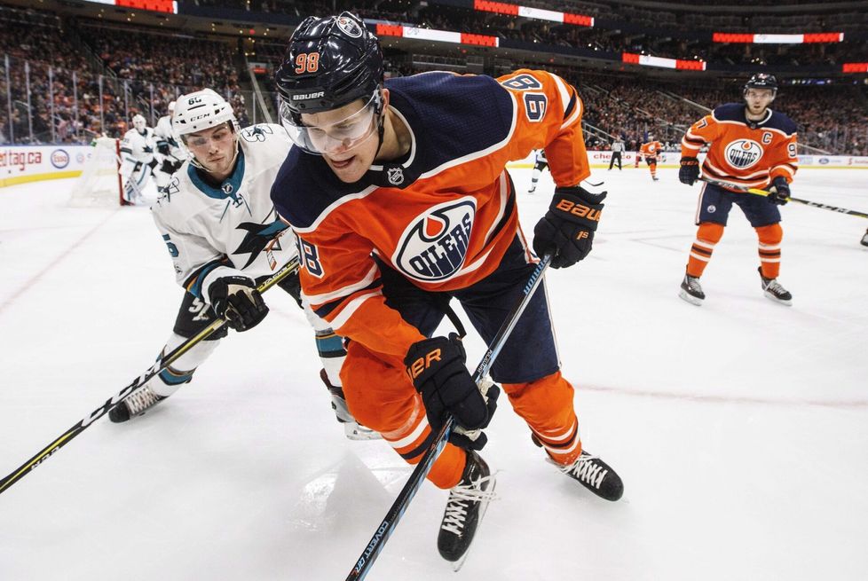 Puljujärvi pääsi Edmontonissa samaan ketjuun Connor McDavidin (takana oikealla) kanssa.